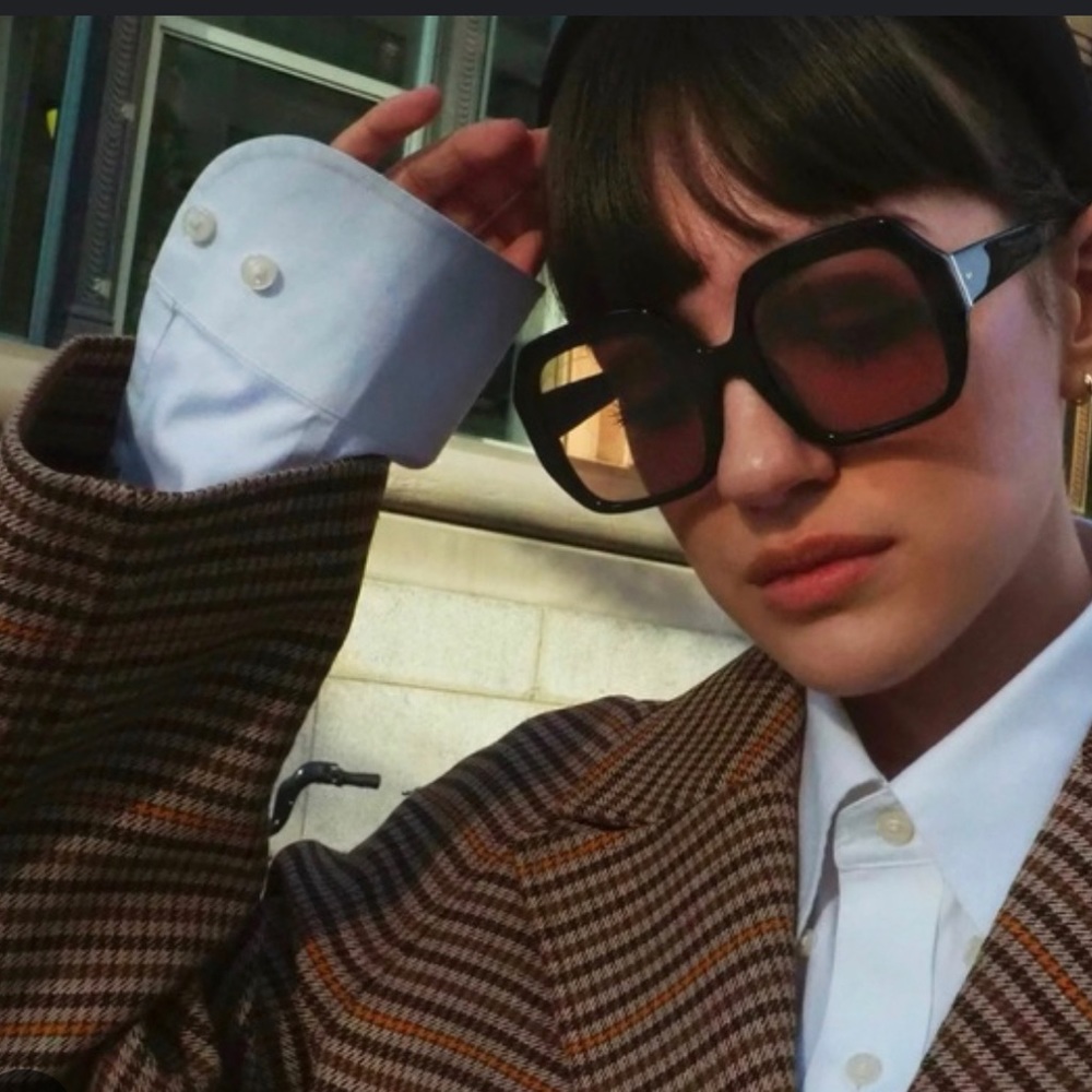 LAURENCE TRES NOIR’s Oversized Sunnies.